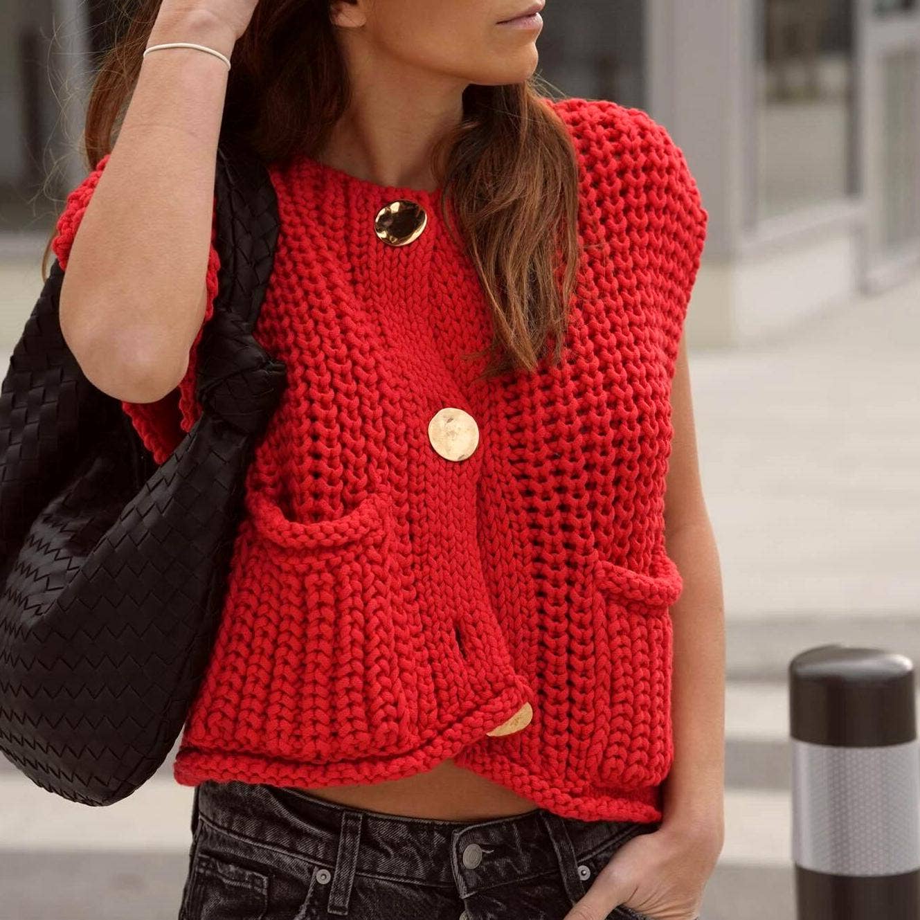 Sleeveless cropped chunky knit vest with pockets